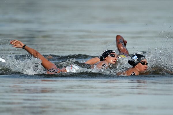 Спортсменки на дистанции 25 км на открытой воде
