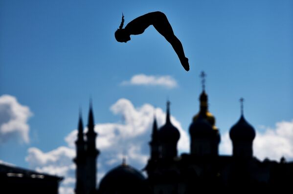 Спортсменка во время тренировок перед соревнованиями по прыжкам в воду на XVI чемпионате мира по водным видам спорта в Казани