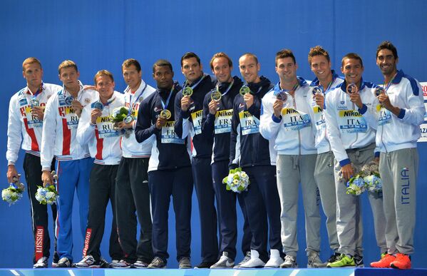 Спортсмены сборной России по плаванию - серебряные медали, спортсмены сборной Франции - золотые медали, спортсмены сборной Италии - бронзовые медали (слева направо)