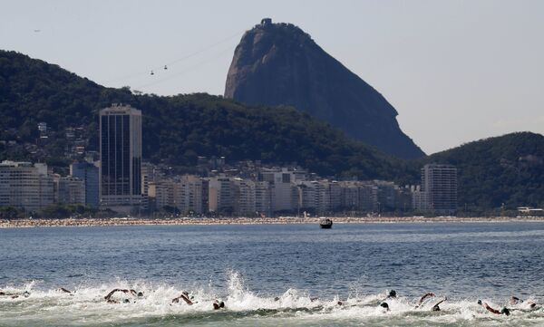 Участники тестовых соревнований к Олимпийским играм 2016 года на пляже Копакабана в Рио-де-Жанейро