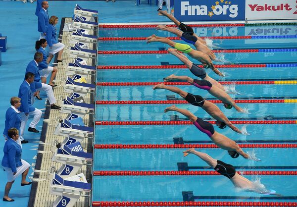 Спортсмены на старте дистанции 100 м брассом в финале среди мужчин на XVI чемпионате мира по водным видам спорта в Казани