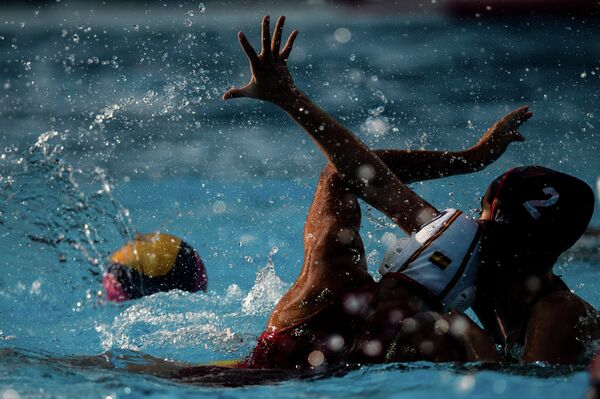 Слева направо: Юдит Форка (Испания) и Мэдлин Мюссельман (США) в четвертьфинальном матче по водному поло среди женщин между сборными Испании и США