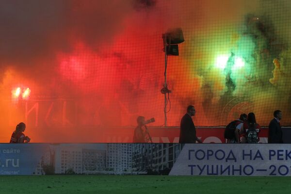 Болельщики на трибунах зажгли фаеры в матче 3-го тура чемпионата России по футболу