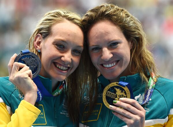 Мэдисон Уилсон (Австралия) - серебряная медаль и Эмили Сибом (Австралия) - золотая медаль (слева направо)