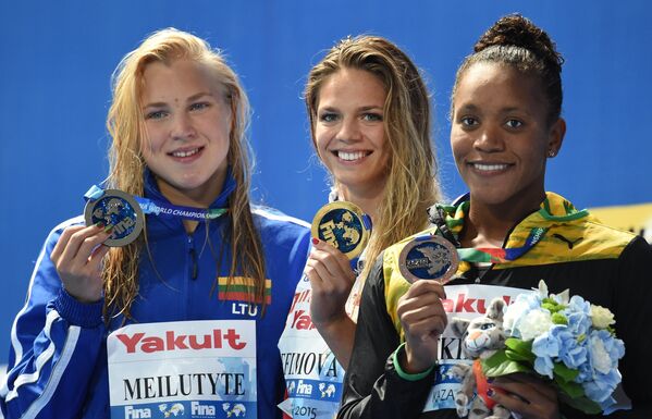 Рута Мейлютите (Литва) - серебряная медаль, Юлия Ефимова (Россия) - золотая медаль, Алия Аткинсон (Ямайка) - бронзовая медаль (слева направо)