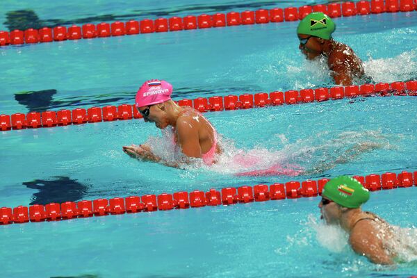 Юлия Ефимова (крайняя слева) на дистанции 100 м брассом в финале среди женщин на XVI чемпионате мира по водным видам спорта в Казани