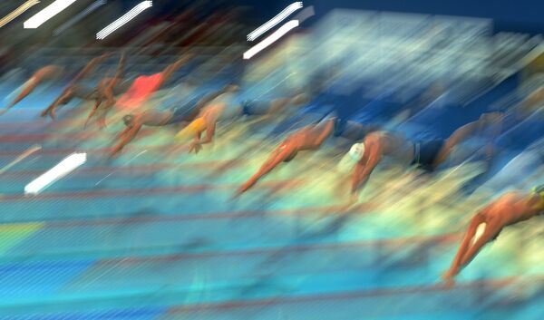 Спортсмены на старте дистанции 100 м вольным стилем в полуфинале среди мужчин на XVI чемпионате мира по водным видам спорта в Казани