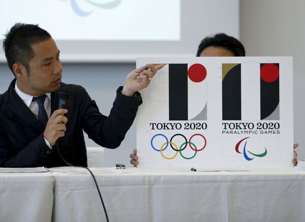 Японский художник Кэндзиро Сано и эмблема Олимпиады-2020 в Токио