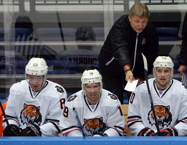 Главный тренер Амура Сергей Шепелев (на втором плане) и хоккеисты клуба