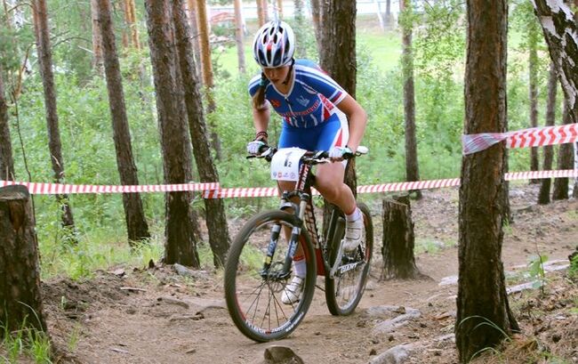 Спортсменка во время командного первенства соревнований по маунтинбайку