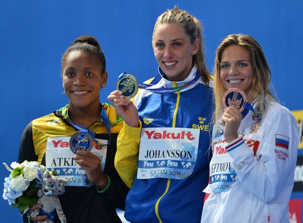 Алия Аткинсон (Ямайка) - серебряная медаль, Йенни Йоханссон (Швеция) - золотая медаль, Юлия Ефимова (Россия) - бронзовая медаль (слева направо)