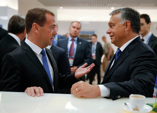 Председатель правительства РФ Дмитрий Медведев (слева) и премьер-министр Венгрии Виктор Орбан
