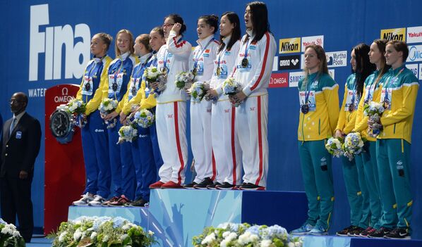 Спортсменки сборной Швеции, спортсменки сборной КНР, спортсменки сборной Австралии (слева направо)