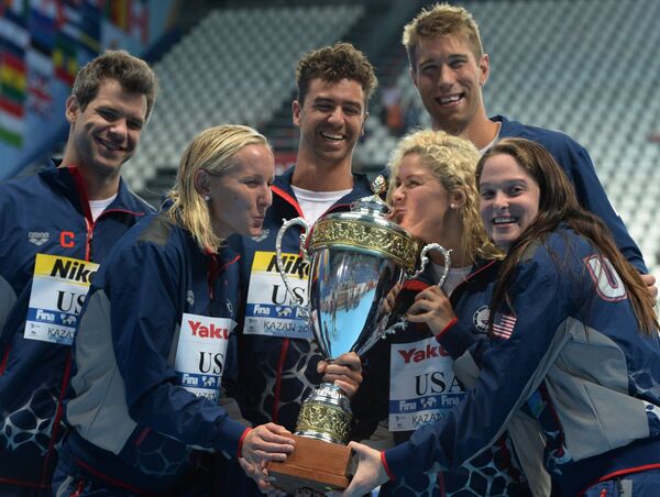 Спортсмены сборной США, ставшие лучшей командой XVI чемпионата мира по водным видам спорта в Казани