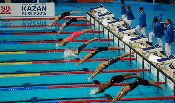 Спортсменки на старте дистанции 50 м брассом в финале среди женщин на XVI чемпионате мира по водным видам спорта в Казани