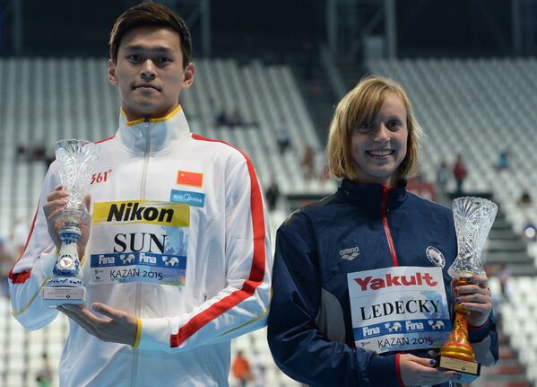 Сунь Ян (КНР) и Кэти Ледеки (США), ставшие лучшим пловцом и лучшей пловчихой XVI чемпионата мира по водным видам спорта в Казани
