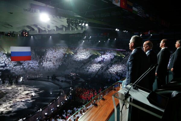 Премьер-министр России Дмитрий Медведев (второй справа) на церемонии закрытия XVI чемпионата мира по водным видам спорта в Казани