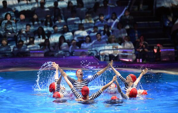 Артисты на церемонии закрытия XVI чемпионата мира по водным видам спорта в Казани