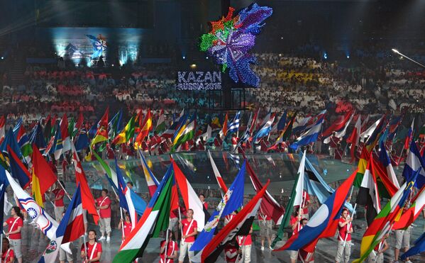 Парад флагов на церемонии закрытия XVI чемпионата мира по водным видам спорта в Казани