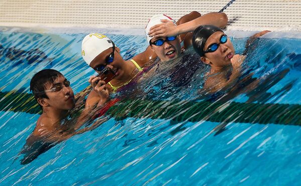Спортсмены делают селфи в бассейне Казань Арены