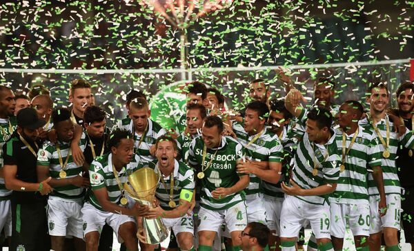 Футболисты Спортинга радуются победе в Суперкубке Португалии