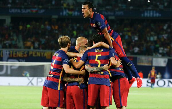 Футболисты Барселоны радуются забитому голу