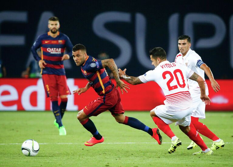 Защитник Барселоны Дани Алвес и полузащитник Севильи Витоло (слева направо)