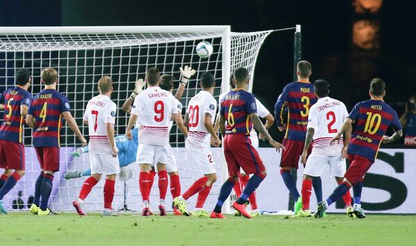 Форвард Барселоны Лионель Месси (№10) отправляет мяч в ворота Севильи