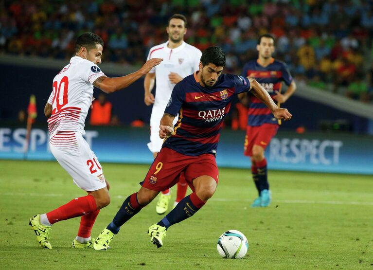 Полузащитник Севильи Витоло и форвард Барселоны Луис Суарес (слева направо)