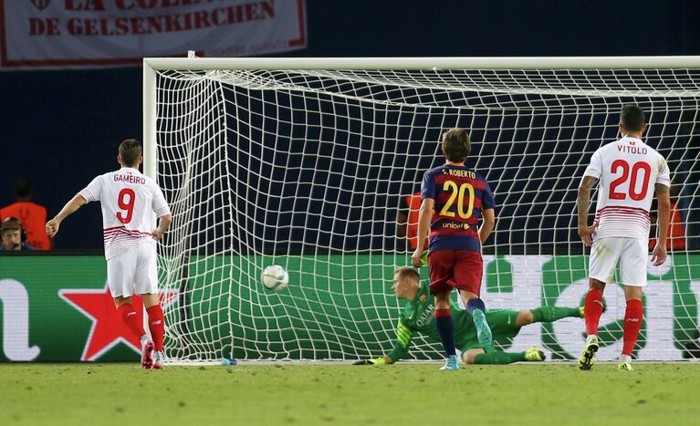 Форвард Севильи Кевин Гамейро забивает пенальти в ворота Марка-Андре тер Штегена