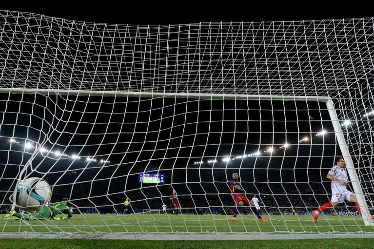 Хавбек Севильи Евгений Коноплянка (№22) забивает гол в ворота Барселоны