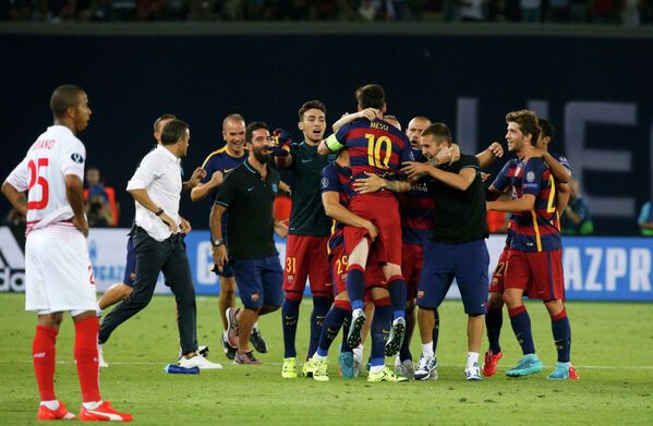 Футболисты Барселоны празднуют победу в матче за Суперкубок УЕФА