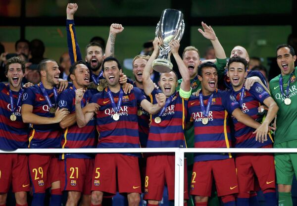 Футболисты Барселоны с Суперкубком УЕФА