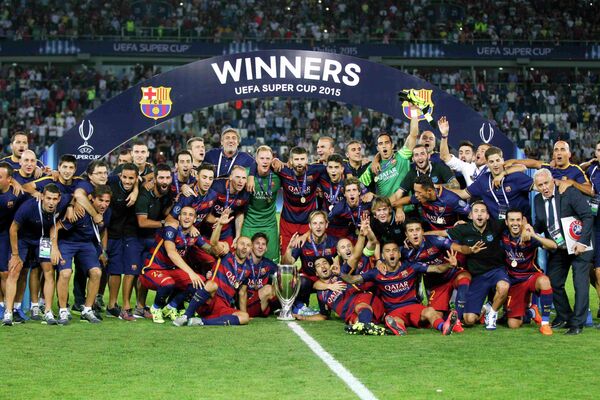 Футболисты Барселоны празднуют победу в Суперкубке УЕФА