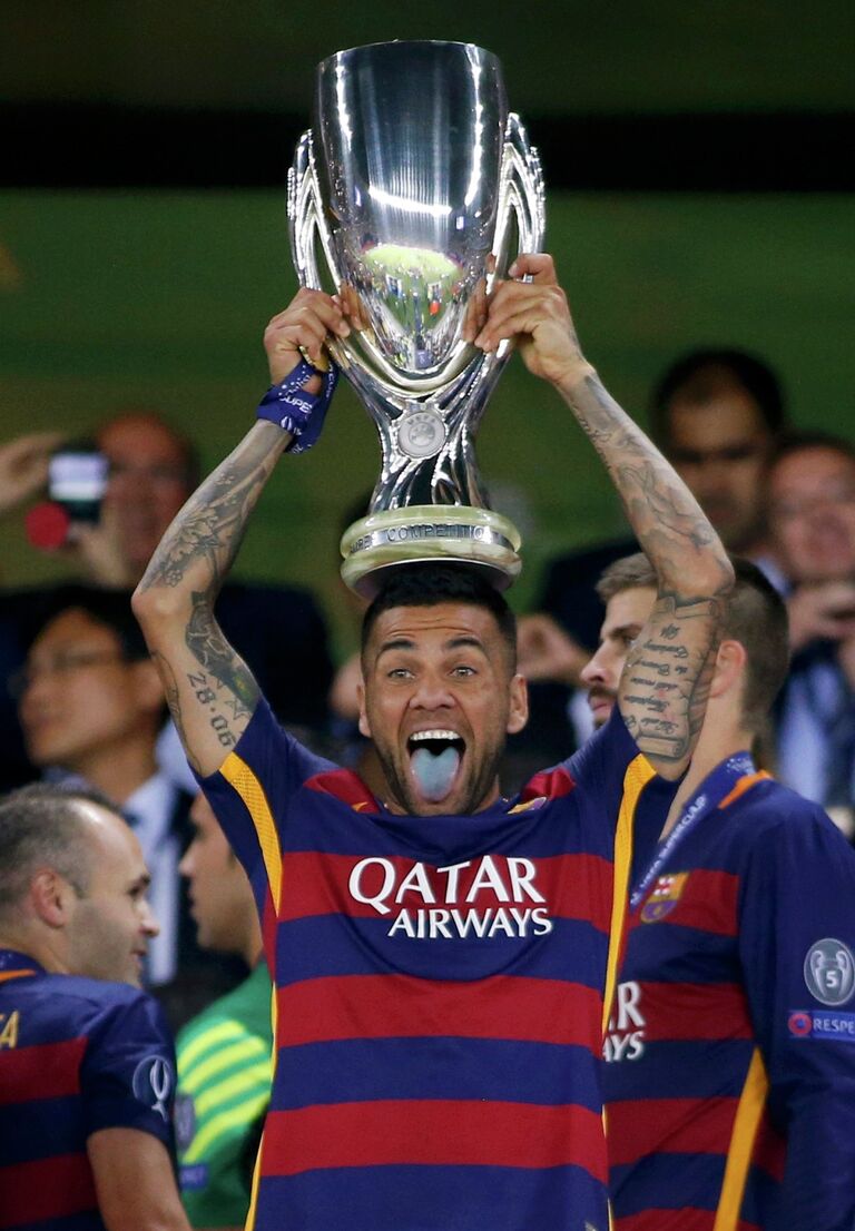 Защитник Барселоны Даниэль Алвес с Суперкубком УЕФА