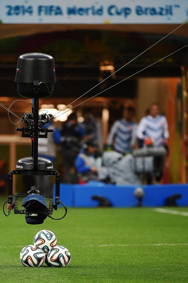 Подготовка камер перед трансляцией футбольного матча