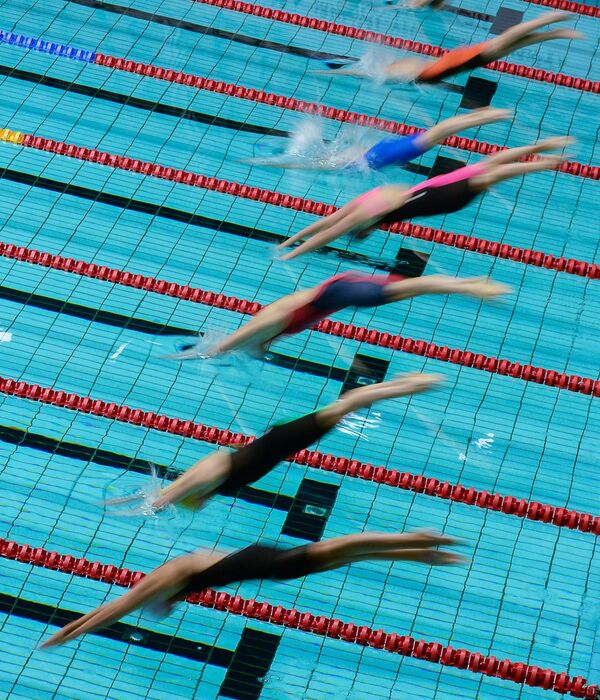 Спортсменки на старте дистанции 200 метров брассом среди женщин на этапе Кубка мира FINA по плаванию в Москве