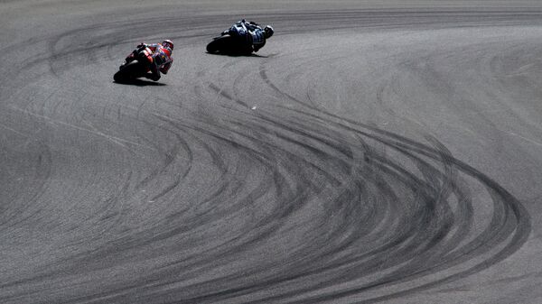 Испанец Хорхе Лоренсо из команды Ямаха и испанец Марк Маркес из Хонды во время Гран-при Чехии по шоссейно-кольцевым мотогонкам в классе MotoGP