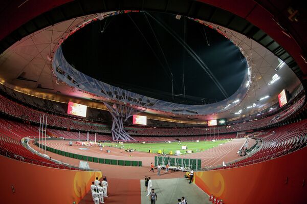 Стадион Птичье гнездо в Пекине во время подготовки к старту соревнований чемпионата мира по легкой атлетике