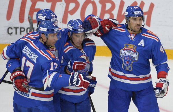Игроки СКА Илья Ковальчук, Антон Белов, Максим Чудинов и Евгений Артюхин (слева направо)