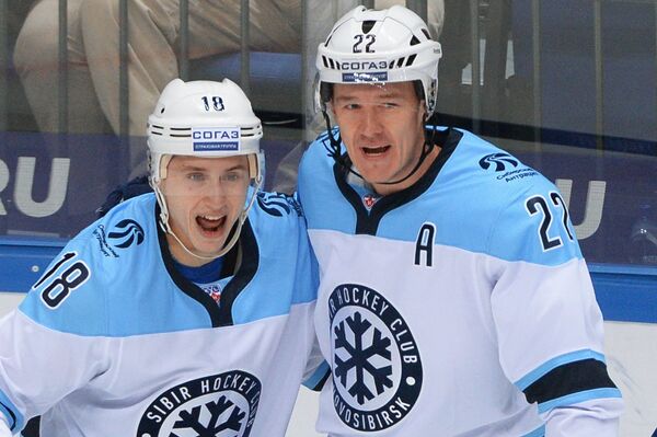 Игроки ХК Сибирь Дамир Жафяров и Олег Губин (справа)