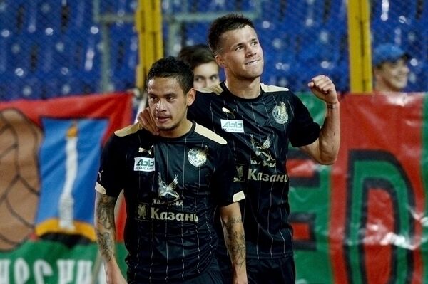 Игроки ФК Рубин Карлос Эдуардо (слева) и Максим Канунников