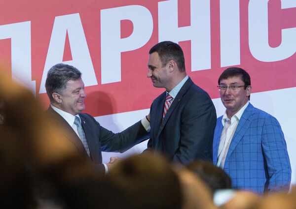 Президент Украины Петр Порошенко, мэр Киева Виталий Кличко и бывший лидер фракции Блок Петра Порошенко Юрий Луценко (слева направо)