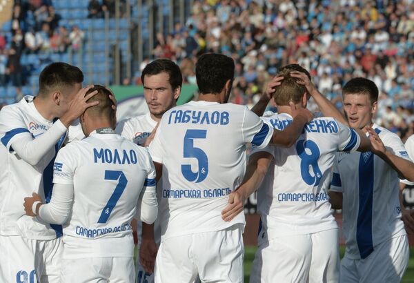 Игроки ФК Крылья Советов радуются забитому голу