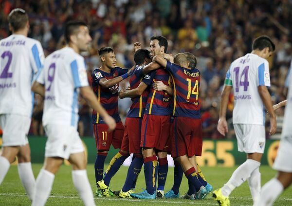 Футболисты Барселоны радуются забитому голу