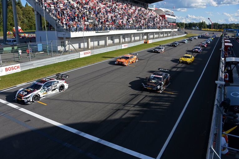 Пилоты перед стартом гонки российского этапа гоночной серии DTM на автодроме Moscow Raceway в Московской области