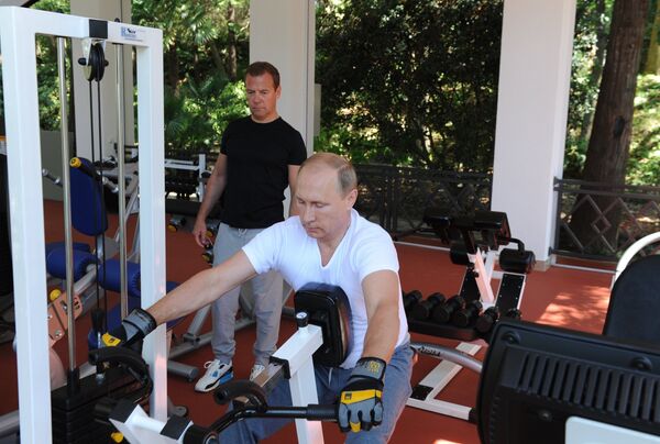Владимир Путин (на первом плане) и Дмитрий Медведев