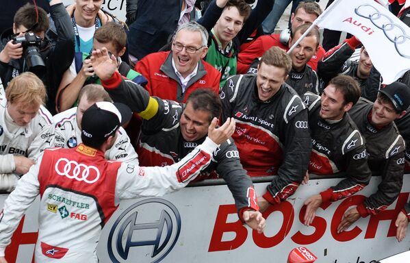 Пилот команды Audi Sport Team Phoenix Майк Рокенфеллер (Германия) (слева на первом плане)