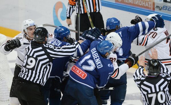 Игровой момент матча регулярного чемпионата Континентальной хоккейной лиги между ХК Динамо (Москва) и ХК Амур (Хабаровск)