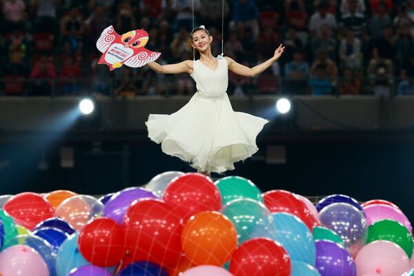 Артистка во время прощания с талисманом на церемонии закрытия чемпионата мира 2015 по легкой атлетике в Пекине